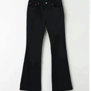 Svarta bootcut jeans - Från Gina! Lågmidjade och bootcut 