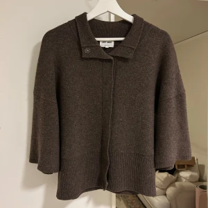 Soft goat tröja - Populär tröja från Soft Goat. Brun färg i storlek S. Trekvartsärmar och knäppning. Så snygg! Nypris: 3000kr om jag minns rätt! Bra skick men lite nopprig som deras tröjor brukar bli!🩷