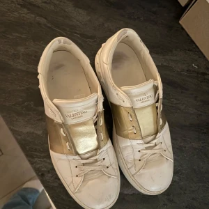 Guldiga valentino skor - Lite använda men ser nästan ut som nya, nypris ca 8500