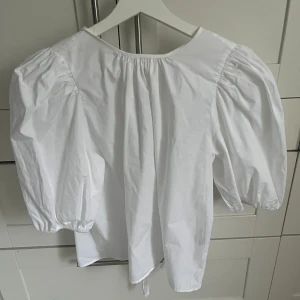 Vitt topp  - Super söt vit topp ifrån hm med ballong ärm. Knappt använd💕