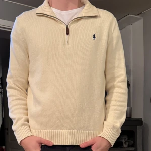 Stickad half zip från polo Ralph Lauren  - Stickad half zip från polo ralph Lauren i nytt skick. Den är otroligt skön och snygg 🤩ny pris på denna är runt 2 tusen. Vid intresse eller frågor om den är det bara att höra av sig!