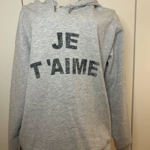 Hoodie från Gina Young  - Köptes från Gina Young och har använts några gånger, har en fläck på ärmen. Förutom det är den i topp skick! Super mysig och skit fin baksida! 