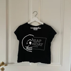 T-shirt Cheap Monday - T-shirt från svenska märket Cheap Monday. Lite skrynklig på bild annars inget fel. 100% bomull