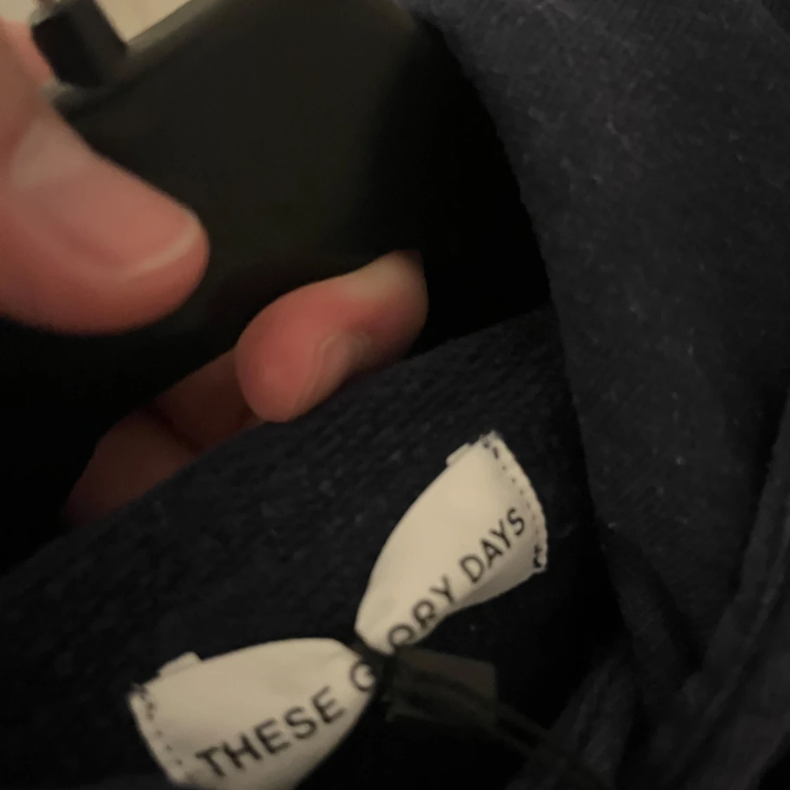 Mörkblå hoodie från These Glory Days - 90