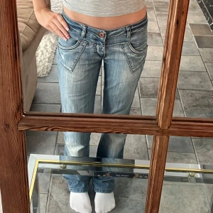Lågmidjade utsvängda jeans - Jätte fina jeans sitter som en S men passar Xs. Är vintage men i jätte fint skick! Kom privat för mått eller frågor!🥰