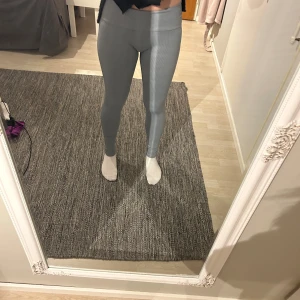 Blå träningsbyxor  - Ett par ljusblå tränings tights från lager 157. Midjan är väldigt hög men jag brukar bara vika ner den lite så blir det perfekt! Lite tjockare material än ”vanligt” tränings material. Jättefin färg!! Använd fåtal gånger bara.