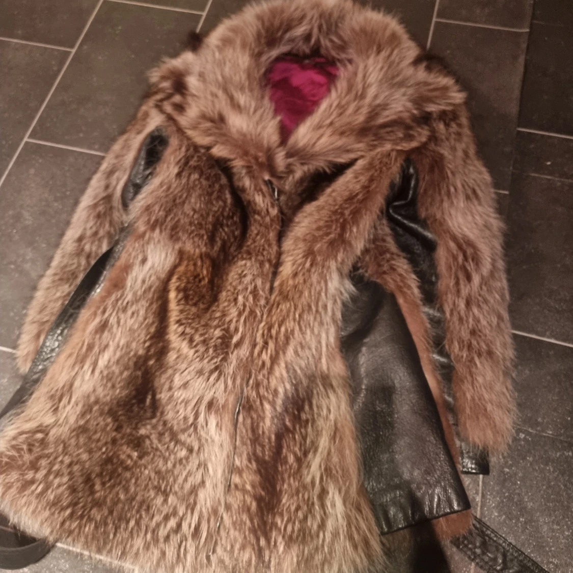 Brun pälsjacka med skinnpaneler - 90