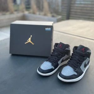 Air Jordans one   - Hej Säljer nu ett par air jordans one stl 40,5 i otroligt fint skick man kan knappast se att dem är använda! Verken på sulan eller något annat!  Ny pris på dessa skor är 3525 kr och mitt pris är 1500kr, kan givetvis gå ner något vid snabb affär men inga skambud!