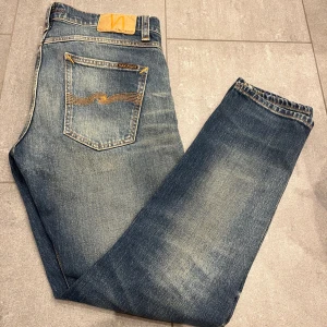 Nudie jeans W30 L30 - Tja, säljer nu ett par Nudie jeans. Ny pris 1800 kr. Storlek W30 L30, använda 2-3 gånger så de är i nyskick. Hör av dig vid frågor och funderingar, priset är ej hugget i sten, mvh