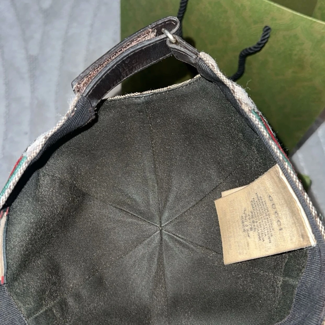 Beige keps från Gucci box samt påse medkommer  - 90