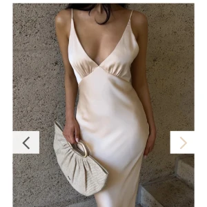 Champagnefärgad balklänning  - ALDRIG ANVÄND PRISLAPP PÅ, passar s Elegant champagnefärgad långklänning i siden med smala axelband och djup v-ringning. Perfekt för en stilren och sofistikerad look. Perfekt till balen (stretchig passar S-L) 