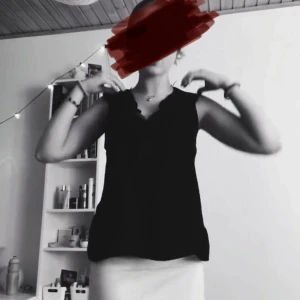 Svart ärmlös topp från Zara - Snygg svart ärmlös topp från en gammal Zara Basic Collection. Perfekt för en stilren look med en elegant knytning framtill. Tillverkad i Spanien. Knappt använd men ganska gammal går inte att hitta i butik längre. 