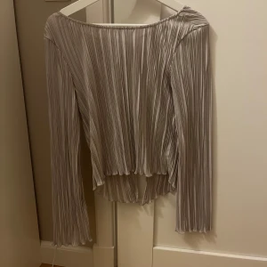 Blus med öppen rygg  - Rosa skimrande blus med öppen rygg från NA-KD💞