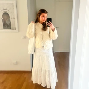 Vit lång kjol - Jättefin och eftertraktad kjol från Zara. Denna säljs tyvärr inte längre ⭐️🙏 Storlek M, 
