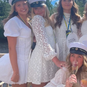 Studentklänning - Säljer min jätte fina studentklänning som endast är använd två gånger. Passar även perfekt till midsommar. Den är från ginatricot och är i väldigt bra skick💞