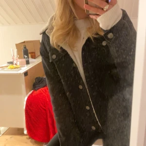 Svart jeansjacka med teddyfoder - Säljer en svart jeansjacka med teddyfoder. Pass jättebra till vintern men även till våren och sommaren🧥💖
