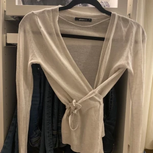 Omlottkofta Gina tricot - Jättefin omlottkofta i ljusgrått från Gina tricot i storlek XS. 