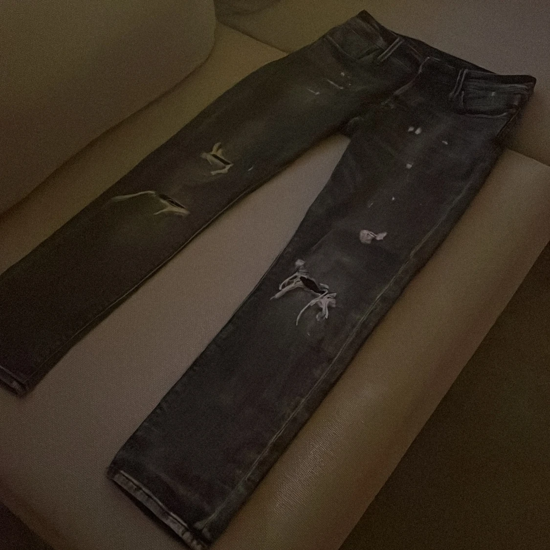 Slim jeans med slitningar