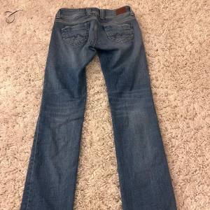 Blå jeansbyxor - Snygga pepe jeans använda 2/3 gånger, som nya. De har en låg midja och raka ben, säljer för de inte är min stil. Waist 28, passar mig som vanligtvis har M eller S.