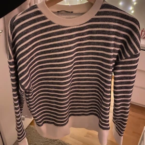Randig tröja i blått och vitt - Säljer en snygg randig tröja i blått och vitt. Tröjan har långa ärmar och en rund halsringning. Perfekt för en avslappnad stil.