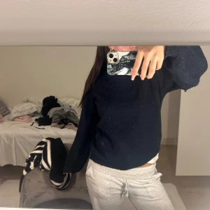 Svart tröja från Object - Säljer en stilren svart tröja från Object i storlek XS. Tröjan har en klassisk design med långa ärmar och en bekväm passform. Perfekt för kyligare dagar.