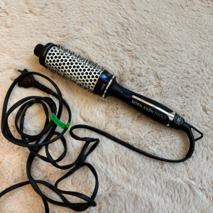 Björn Axén Tools Magic Style Brush - OBH Nordica Björn Axén Tools Magic Style Brush 45 mm är en keramisk (Tourmaline) värmeborste för enkel styling. Stylingborsten är en kombination mellan en locktång och en rundborste, så att du kan styla håret, ge det en snygg form och släta ut frissighet så att håret blir blankt och fullt av glans. Joniseringstekniken motverkar att håret blir statiskt. Borsten värms upp snabbt till 185°C och är redo att börja användas efter ca 30 sekunder. Borsten ska användas i torrt hår. Använd 1 gång, som ny.