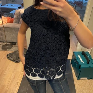 Mörkblå spetsblus - Såå fin!! Står inte storlek men brukar ha xs/s🫶🏼har ett vitt linne under 🥰