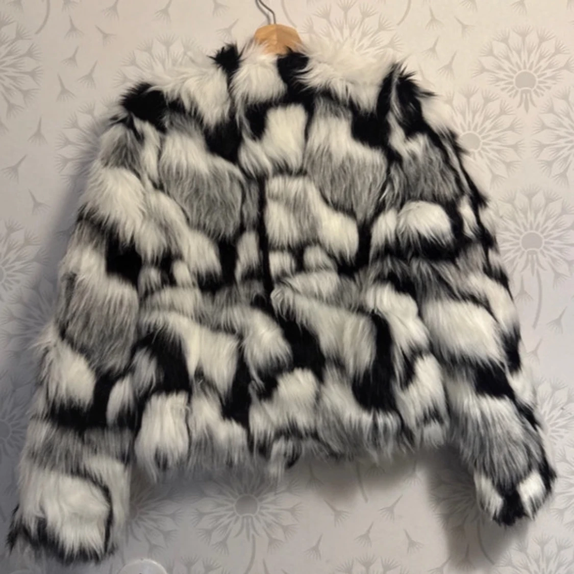 Svartvit pälsjacka - 1