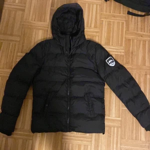 Vinter jacka - Hej. Säljer min indigo vinter jacka!❄️👍 Nypris är 899 men jag säljer min för 399❄️⛄️. Perfekt för vintern och är riktigt bekväm. Den har inga skador och passar perfekt. Skick 10/10