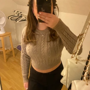 Stickad tröja - Beige tajt stickad tröja💛Den är använd ett fåtal gånger, men inga tecken på användning! Den är INTE sticksig.