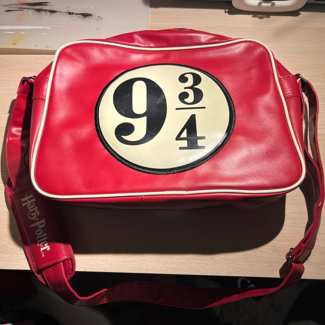 Röd axelväska med Harry Potter-tema