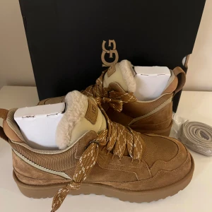 UGGS LOWMEL ”CHESTNUT” - Säljer vinterns skönaste doja. Helt nya uggs lowmel ”chestnut” strlk 43 köpta från uggs egna  hemsida, original box medföljer. Finns att hämta i Hässleholm eller fraktas på köparens bekostnad 