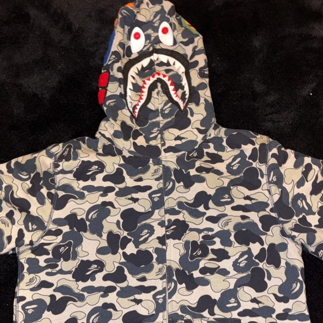 Camouflage hoodie med hajmotiv - 1