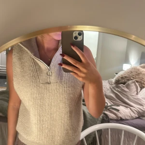 Beige stickad väst med dragkedja - Snygg beige stickad väst med dragkedja, mycket bra skick och är i stl 170 men passar en xs och s