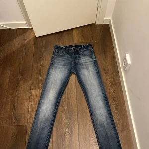 Blå slim jeans från Jack & Jones - Snygga blå slim jeans från Jack & Jones, modell Glenn. Perfekta för en stilren look med en klassisk tvätt.
