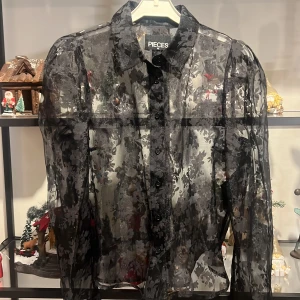 Blus - En väldigt fin blus med blommig mönster. Från vero moda, har aldrig använt den. 