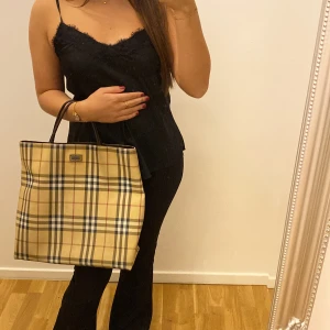 Burberry väska - Snygg burberry väska. Inte äkta!!