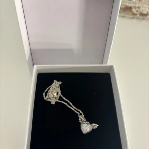 Silvrigt halsband ifrån pandora - Fint  silverhalsband ifrån Pandora  med ett hjärthänge dekorerat med vingar.💞💞 . kontakta för frågor eller fler  bilder. pris kan diskuteras vid snabb affär❤️nytt pris 1000