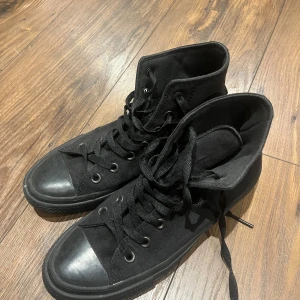Svarta converse - Snygga svarta converse med snörning. Passar till det mesta i garderoben.