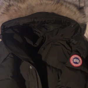 Canada goose jacka  - Canada goose jacka storlek Xs men passar som S. Skick 7/10. Säljer pågrund av att ja köpt en ny jacka och inte använder den