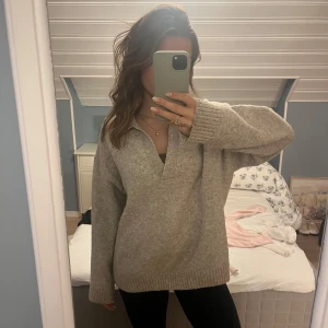 Beige stickad tröja - beige stickad tröja med v-ringning och långa ärmar💕