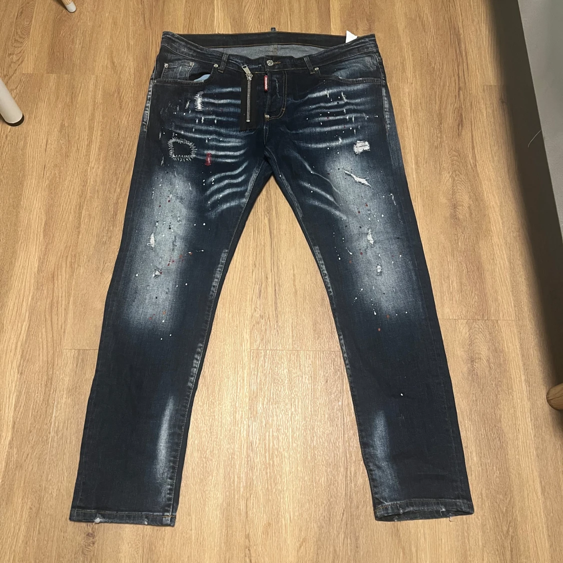 Mörkblå jeans med slitningar från Dsquared2