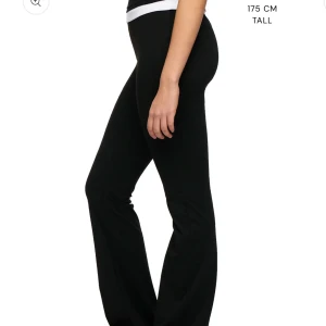 LXA YOGA PANTS - Svarta yoga pants från LXA, aldrig använda . Byxorna har en tight passform upptill och blir vidare nedtill.  ( säljer pga fel strl)