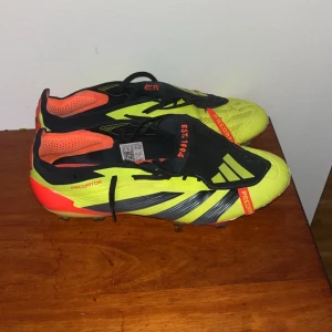Adidas Predator fotbollsskor - Säljer dessa i 42 2/3, använda 1 månad 