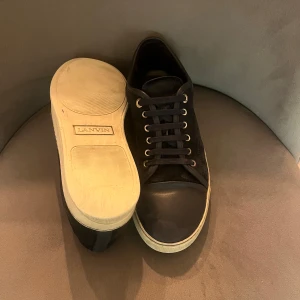 Lanvin skor - Säljer nu dessa stilrena skor från lanvin!  Skorna är ganska använda men fortfarande i fint skick. Skorna är i storlek Uk 7. Är öppen för byten.🙃