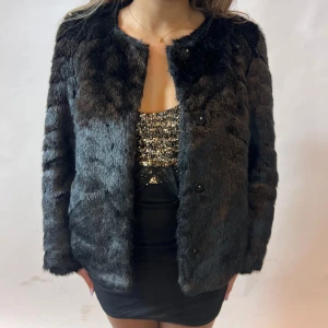 Svart pälsjacka - Snygg svart pälsjacka med knappar framtill. Perfekt som finare jacka nu till nyår!! ✨🥂 storlek xs/s 