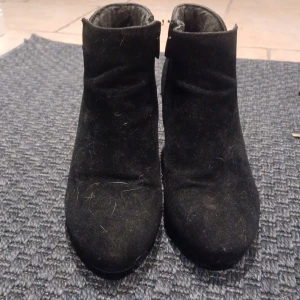 Svarta boots med klack - Snygga svarta boots i mocka med klack och dragkedja på sidan. Perfekta för en stilren look.