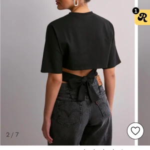 Svart tröja med knyt i ryggen  - Tröja med knyt i ryggen från Nelly i storlek men passar S