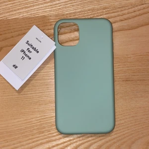 Ljusgrönt mobilskal för iPhone 11 - Stilrent ljusgrönt/mintgrönt mobilskal från H&M, designat för iPhone 11. Skalet har en slät yta och ger ett bra skydd för din telefon. Första bilden som är tagen med blixt visar färgen bäst.