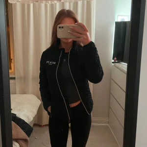 Marinblå jacka - Tunn jacka med fleece på sidorna och även vid armen.